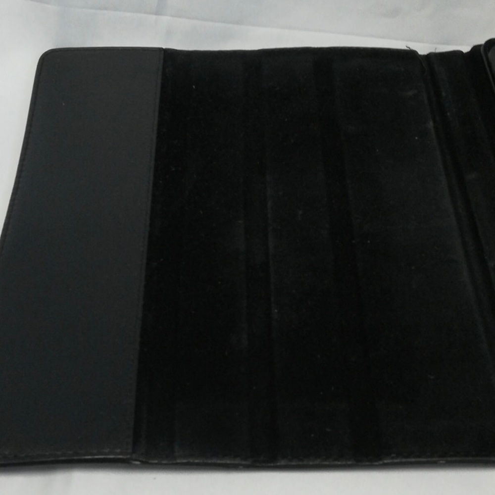 BURBERRY IPad CASE - Picture 3 of 9